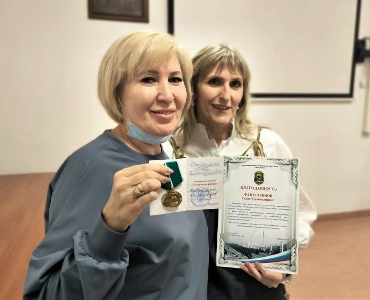 Медики и пациенты Няганской окружной больницы награждены за помощь фронту