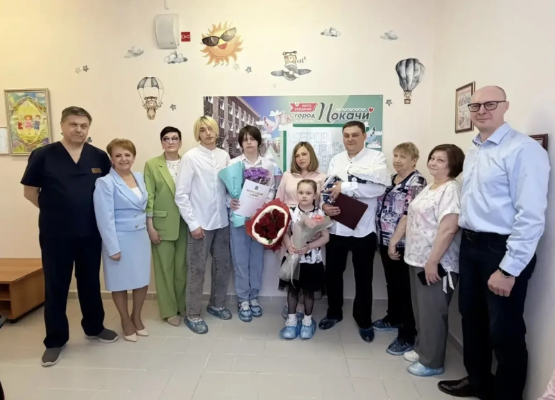 В покачевской городской больнице поздравили многодетную семью с рождением четвертого ребенка 