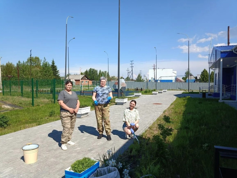 Коллектив врачебной амбулатории села Локосово провели субботник