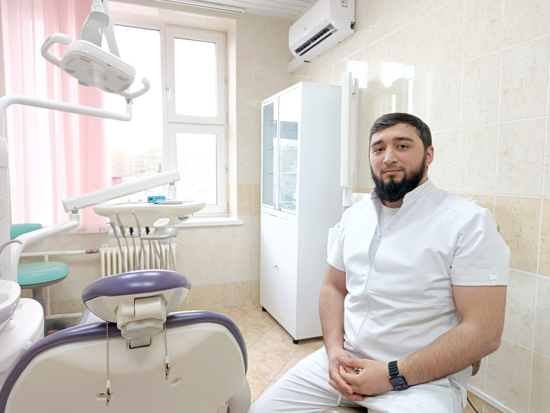 В Лангепасской больнице начал работу стоматолог-терапевт с душой художника