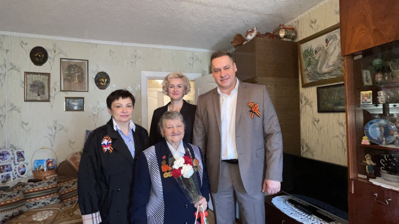В Мегионе руководство городской больницы навестило ветеранов и тружеников тыла в преддверии Дня Победы