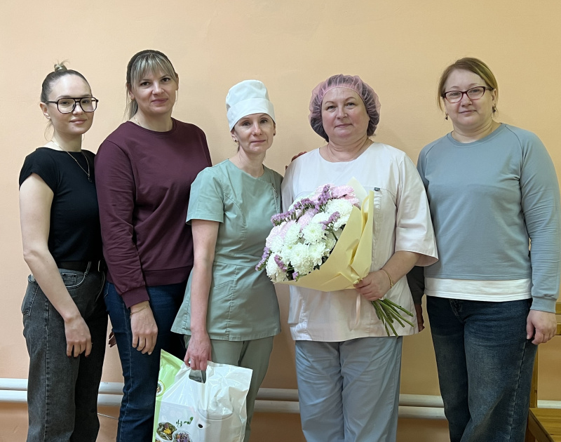 «Спасибо за милосердие»: педагоги Алябьевской школы поздравили медсестер психоневрологической больницы