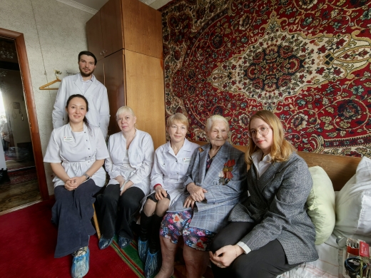 Мобильная бригада поликлиники навестила 95-летнюю труженицу тыла накануне Дня Победы
