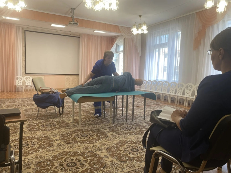 «Ребро сломается - мы услышим»: фельдшер Анна Дворцова научила воспитателей детского сада «Умка» спасать жизни
