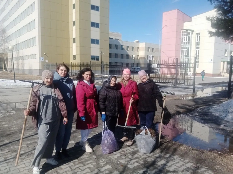В Когалымской городской больнице состоялся первый весенний субботник