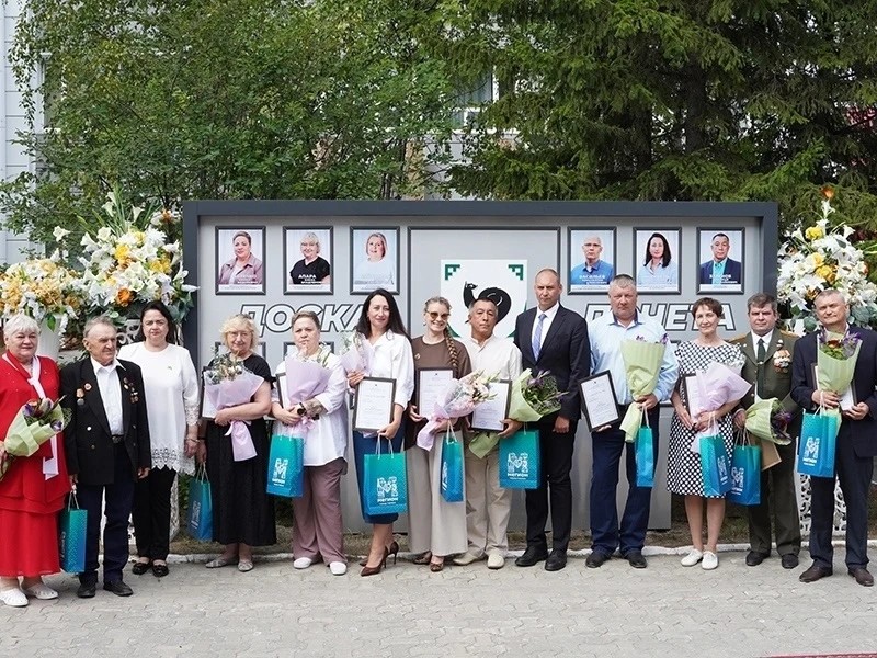 Операционная сестра Ирина Федоровна Абречко на Доске почета Мегиона
