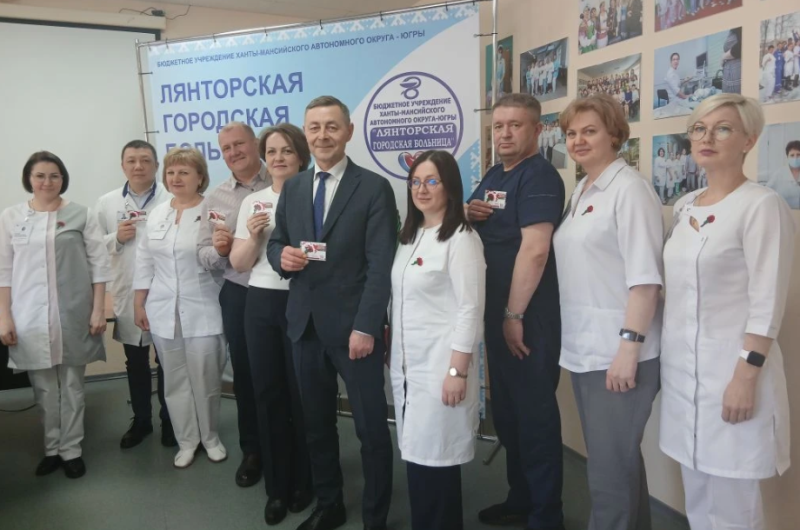 Сотрудники Лянторской городской больницы приняли участие в ежегодной акции «Красная гвоздика»