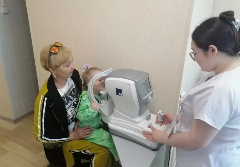 Детские ладошки в руках Югры в лянторской больнице